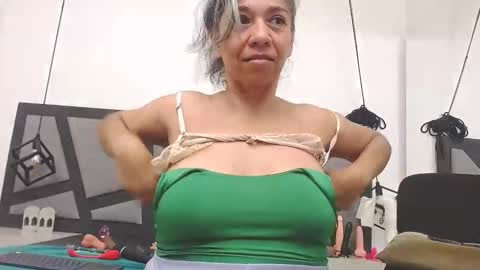 Snapshot of brenda_velasquez chatting on October 17, 6:56 pm BRENDA VELASQUEZ online show from October 17, 6:56 pm