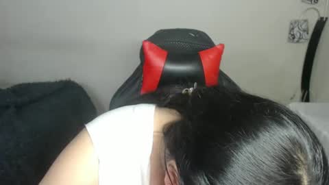 scarleth    follow mee 3 kis online show from October 28, 2:01 am