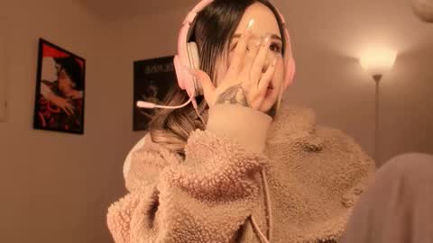 Nat  Independent model  Please help me to reach 200 thumbs up online show from January 15, 4:10 am