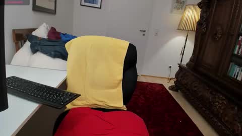 Snapshot of browneyes_4_cam_ chatting on October 12, 11:06 pm Naked Stallion online show from October 12, 11:06 pm