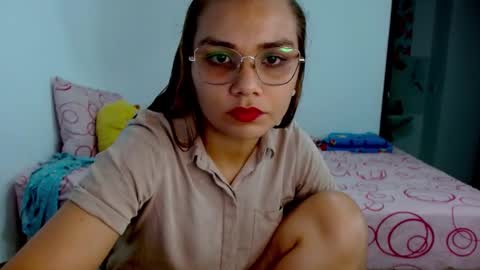 Snapshot of brunette_dan chatting on March 6, 3:46 am norma online show from March 6, 3:46 am