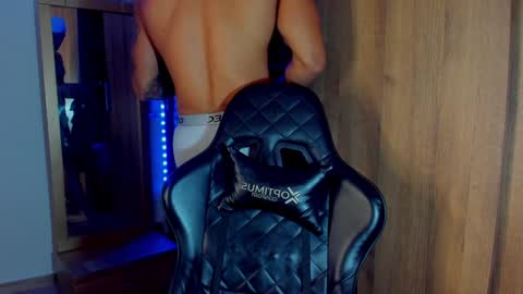 Snapshot of bryan_boy_ chatting on December 13, 10:55 pm bryan online show from December 13, 10:55 pm