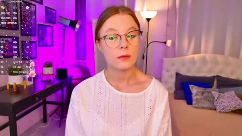 Snapshot of bubblegum_babe_ chatting on October 19, 8:24 pm Alice online show from October 19, 8:24 pm
