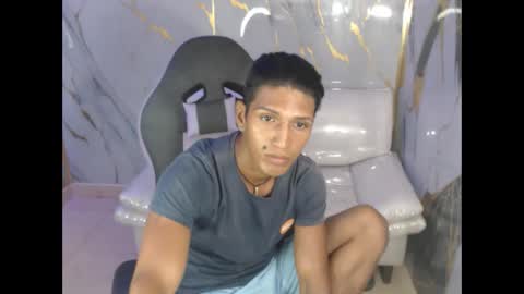 Snapshot of bull_cam chatting on October 1, 8:19 pm bull_cam online show from October 1, 8:19 pm