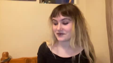 Snapshot of bushbabe3008 chatting on December 27, 1:00 am esme gray online show from December 27, 1:00 am