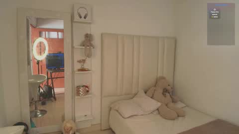 Laura Camila online show from February 24, 7:50 pm