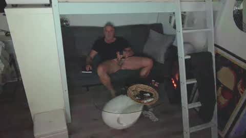 camunication online show from March 4, 9:22 pm