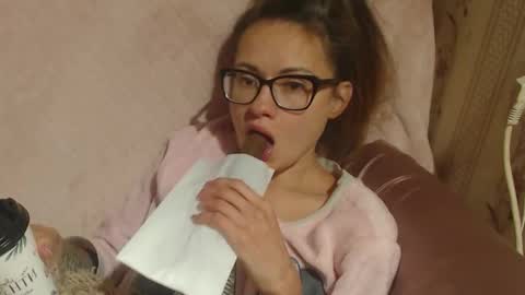 Snapshot of candylady136 chatting on October 18, 10:52 am say meow and send tip online show from October 18, 10:52 am