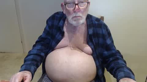 Snapshot of capt5105 chatting on March 10, 1:12 am capt5105 online show from March 10, 1:12 am