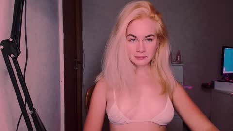 Snapshot of carinfox chatting on September 29, 7:13 pm Carin online show from September 29, 7:13 pm
