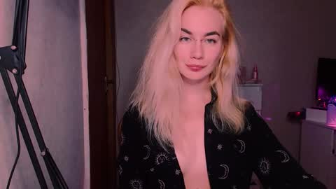 Snapshot of carinfox chatting on October 1, 7:35 pm Carin online show from October 1, 7:35 pm