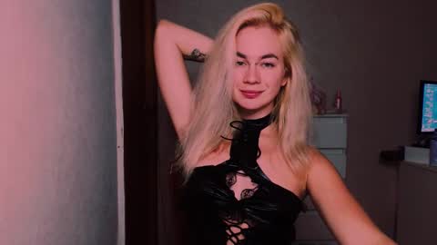 Snapshot of carinfox chatting on October 4, 7:55 pm Carin online show from October 4, 7:55 pm