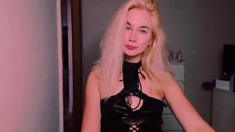 Snapshot of carinfox chatting on October 3, 7:55 pm Carin online show from October 3, 7:55 pm