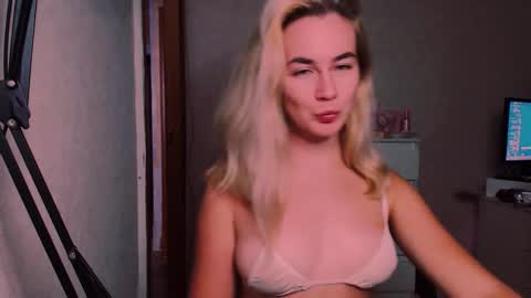 Snapshot of carinfox chatting on September 21, 8:02 pm Carin online show from September 21, 8:02 pm