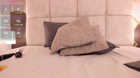 caro_giraldo_ online show from April 1, 1:41 pm