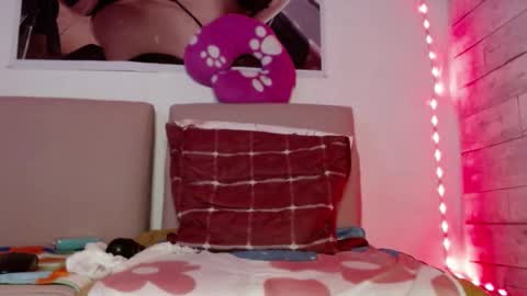 Snapshot of caro_milf_ chatting on December 19, 6:01 am Caro milf online show from December 19, 6:01 am