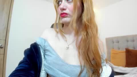Snapshot of carolina_hernandez22 chatting on October 15, 12:39 pm Carolina online show from October 15, 12:39 pm