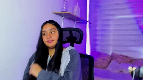 caroline_rodriguez_9 online show from January 9, 7:19 pm