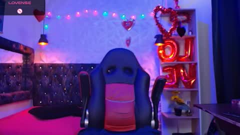 Snapshot of carolinescoth_dl chatting on March 12, 6:53 pm Caroline Scoth online show from March 12, 6:53 pm