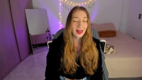 Snapshot of carriexwood chatting on February 23, 11:25 pm Nia  online show from February 23, 11:25 pm