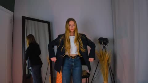 Snapshot of cassie_palmer chatting on January 29, 12:35 pm Hello my name is Cassie and my friend Nilo is also here online show from January 29, 12:35 pm