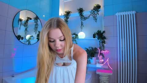 Snapshot of cassie_palmer chatting on January 21, 9:46 am Hello my name is Cassie and my friend Nilo is also here online show from January 21, 9:46 am