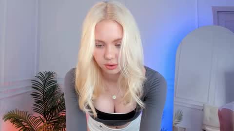 Snapshot of cassie_palmer chatting on September 26, 7:05 am Hello my name is Cassie and my friend Nilo is also here online show from September 26, 7:05 am