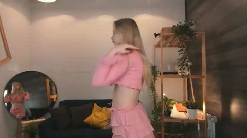 Snapshot of cassie_palmer chatting on September 25, 7:04 am Hello my name is Cassie and my friend Nilo is also here online show from September 25, 7:04 am