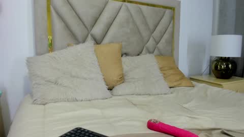 Catalina online show from December 18, 7:52 pm