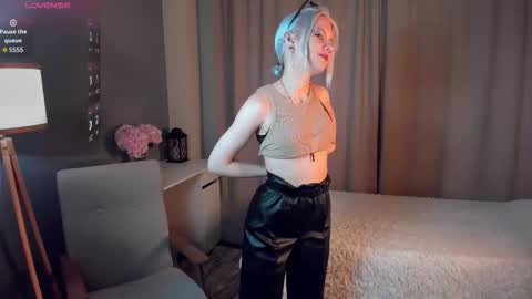 Mia online show from March 11, 11:57 am