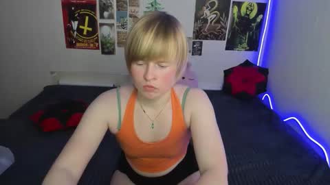 cattie_w_ online show from February 16, 1:15 am