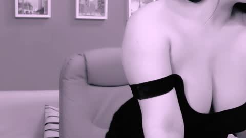 The Queen online show from March 1, 7:04 pm