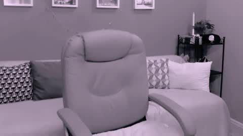 The Queen online show from February 2, 6:14 am