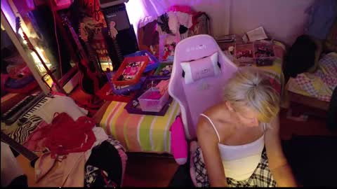 Snapshot of charli_girl chatting on September 30, 12:54 am Charli online show from September 30, 12:54 am