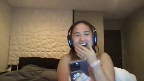 Snapshot of chellybear101 chatting on December 24, 1:06 am chellybear101 online show from December 24, 1:06 am