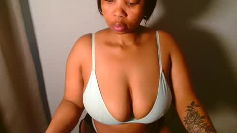 Snapshot of cherrybabexx chatting on October 13, 9:00 am Cherrybabe online show from October 13, 9:00 am