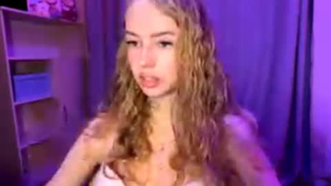 Evie online show from December 1, 1:31 pm