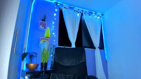 Snapshot of chloe_sweet7 chatting on December 28, 5:33 am Chloe Miller  online show from December 28, 5:33 am