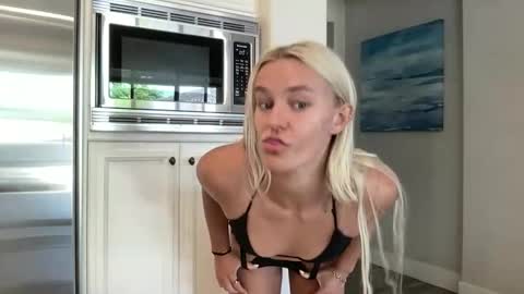 Chloe Babe online show from April 3, 7:10 pm