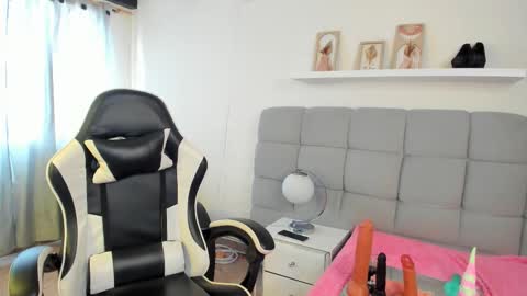 chlooe_zoe online show from March 25, 7:53 pm