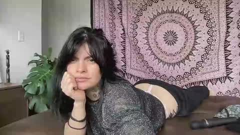 Snapshot of christine_f chatting on October 21, 5:16 pm Val riess -- Instagram free online show from October 21, 5:16 pm