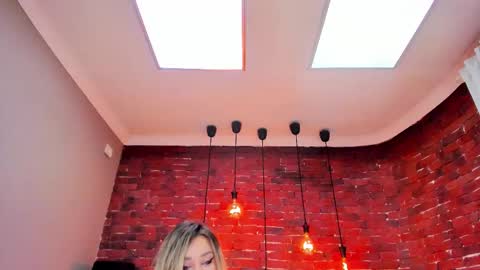 Snapshot of christyna_ross chatting on October 7, 7:43 pm christyna_ross online show from October 7, 7:43 pm