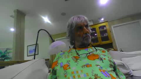 Snapshot of chuck354139 chatting on January 19, 8:50 am chuck354139 online show from January 19, 8:50 am