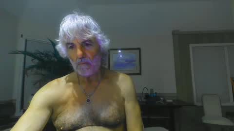 Snapshot of chuck354139 chatting on February 13, 1:40 am chuck354139 online show from February 13, 1:40 am