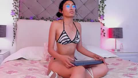 Snapshot of cinna_roux_ chatting on September 10, 8:21 pm Karla online show from September 10, 8:21 pm