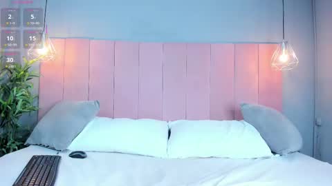 C L O E  online show from October 11, 8:19 am