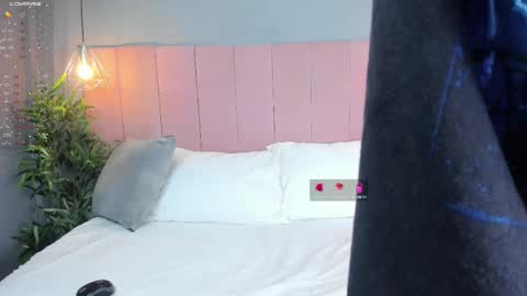 C L O E  online show from September 17, 4:49 am