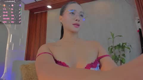 Cloe online show from March 25, 2:13 pm