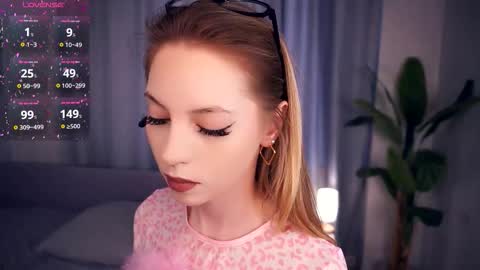 Snapshot of constanceglascov chatting on September 17, 6:28 am Hello im Sofia Welcme to my room .More hugs and kiss for you online show from September 17, 6:28 am