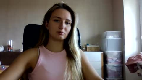 Snapshot of cora_fora chatting on September 17, 8:07 am cora_fora online show from September 17, 8:07 am